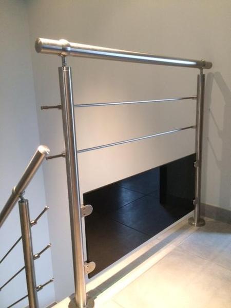 Garde-corps inox 304 avec 2 lisses et verre 44.2, poteaux prêts à poser_1