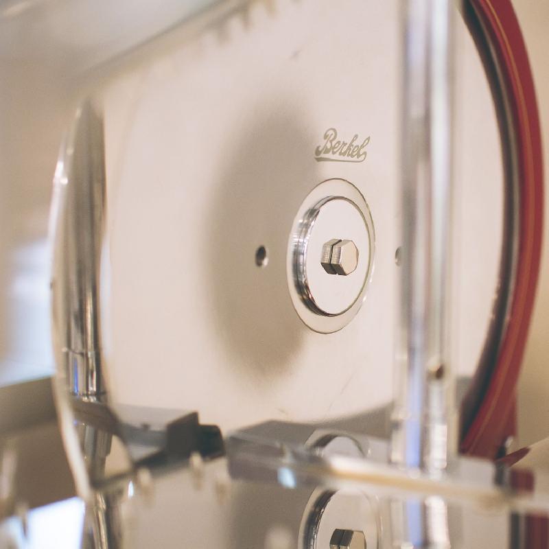 Trancheuse manuelle Volano P15 - Rouge - BERKEL - Lame 285 mm - Artisanale, élégante et haut de gamme_1