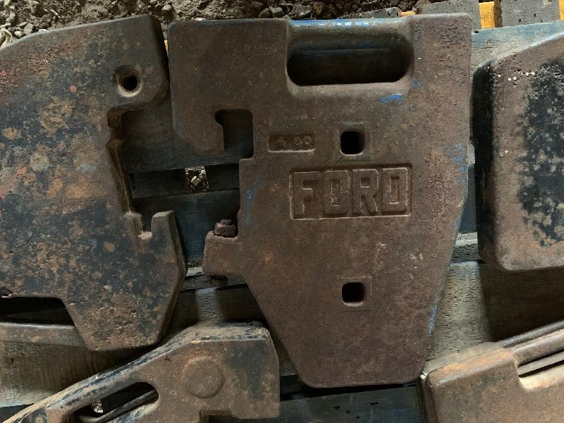 Masse tracteur Ford - pièce pour tracteur en occasion - référence E004671 - année 1985_1