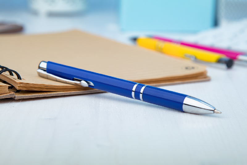 Stylo à bille en plastique - grip et clip argentés - encre bleue_1