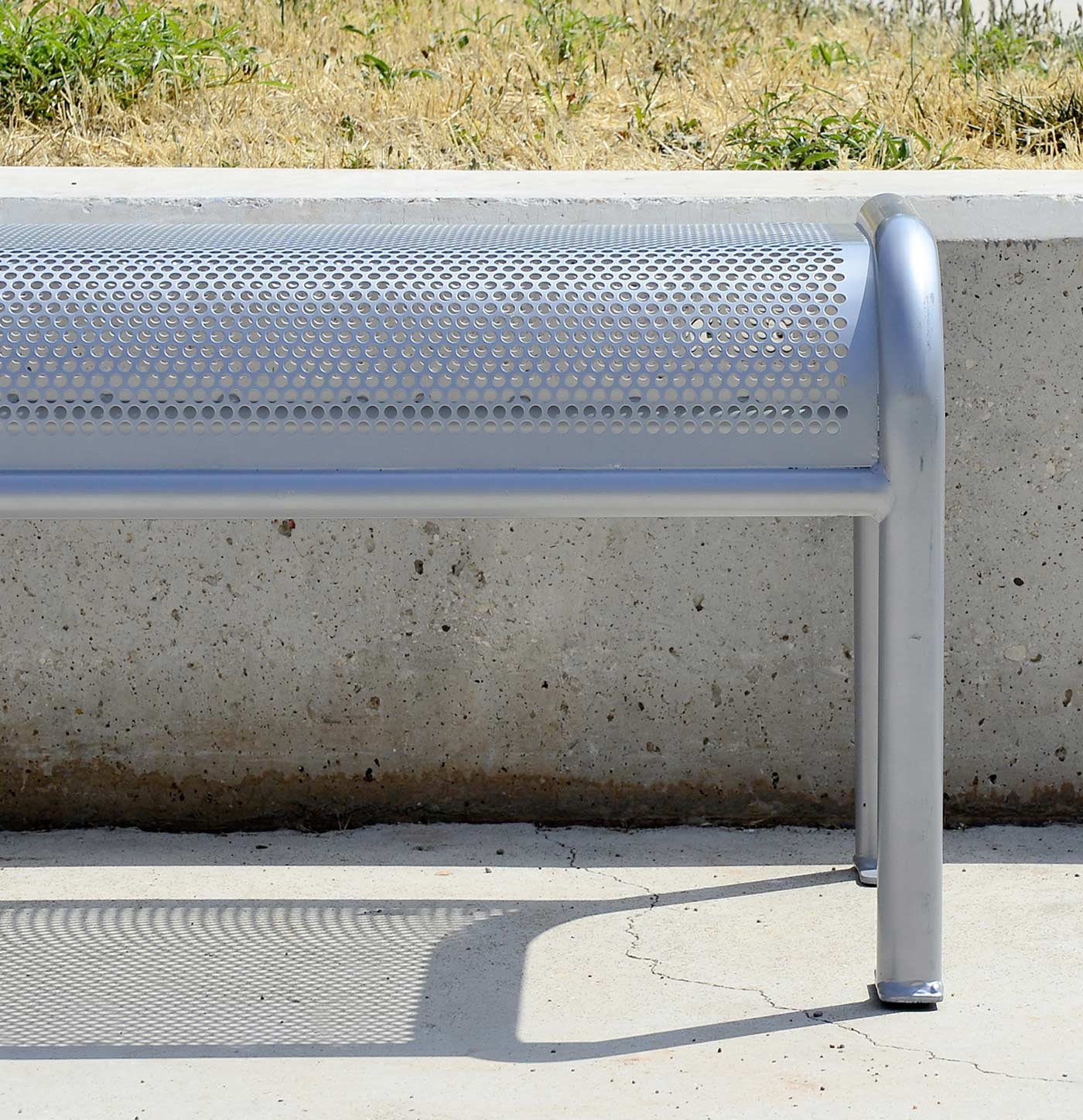 Banquette Vallès UM340B - Piètement acier Ø40mm, tôle perforée 2mm, traitement anticorrosion Ferrus_1