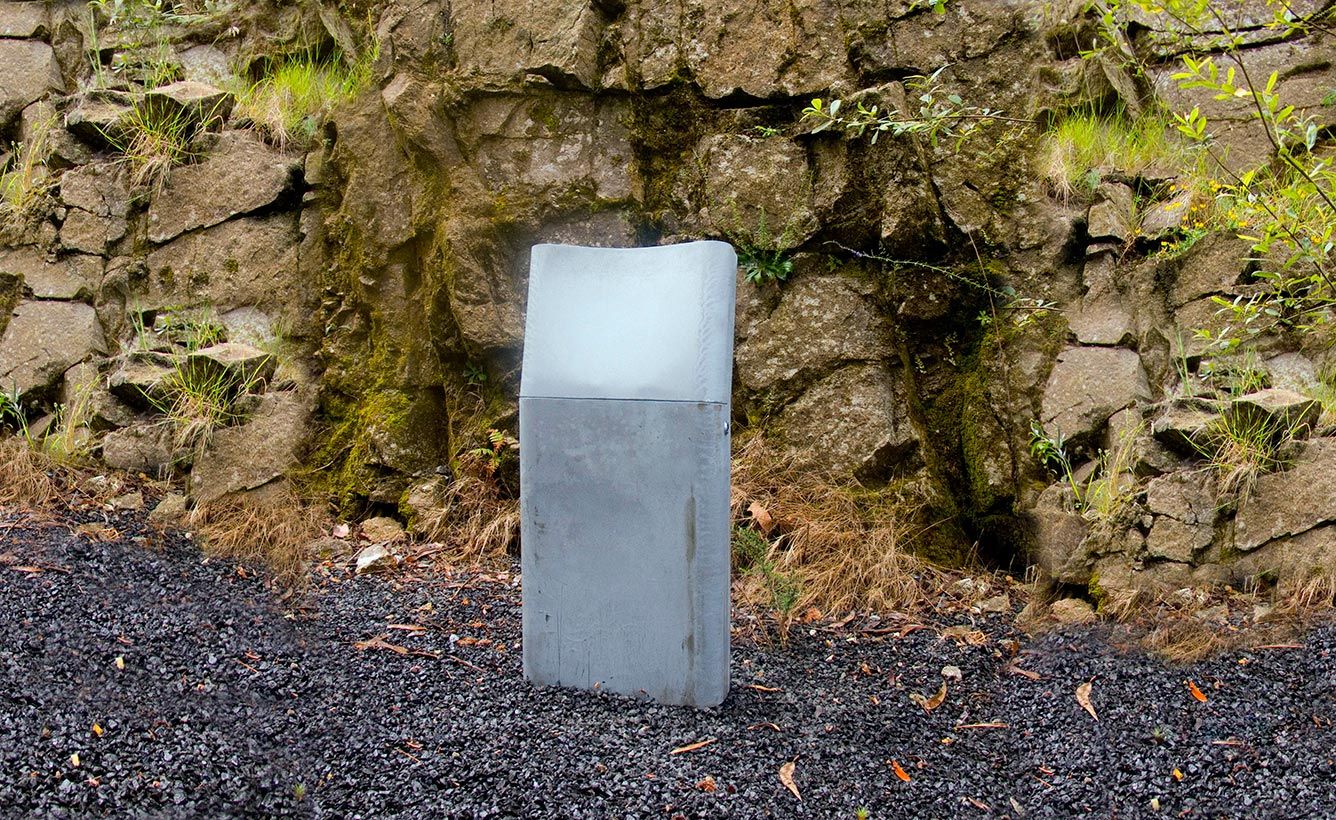 Poubelle publique Rua - Larus - 30 L - acier - design épuré et résistant au vandalisme_1