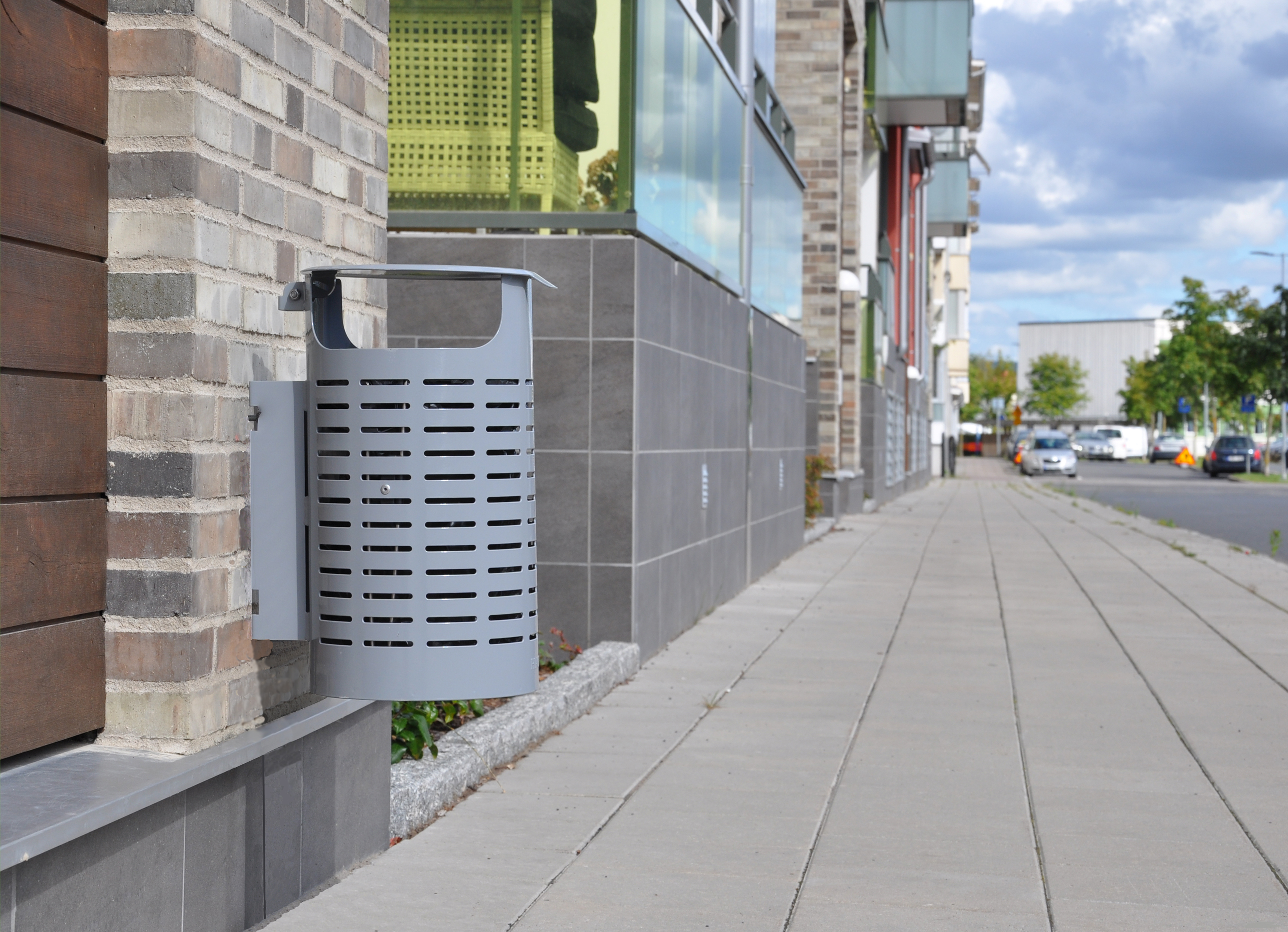 Corbeille publique Örebro réf-8000118 - Hags - 25L avec poteau latéral, noir, scellement béton_1