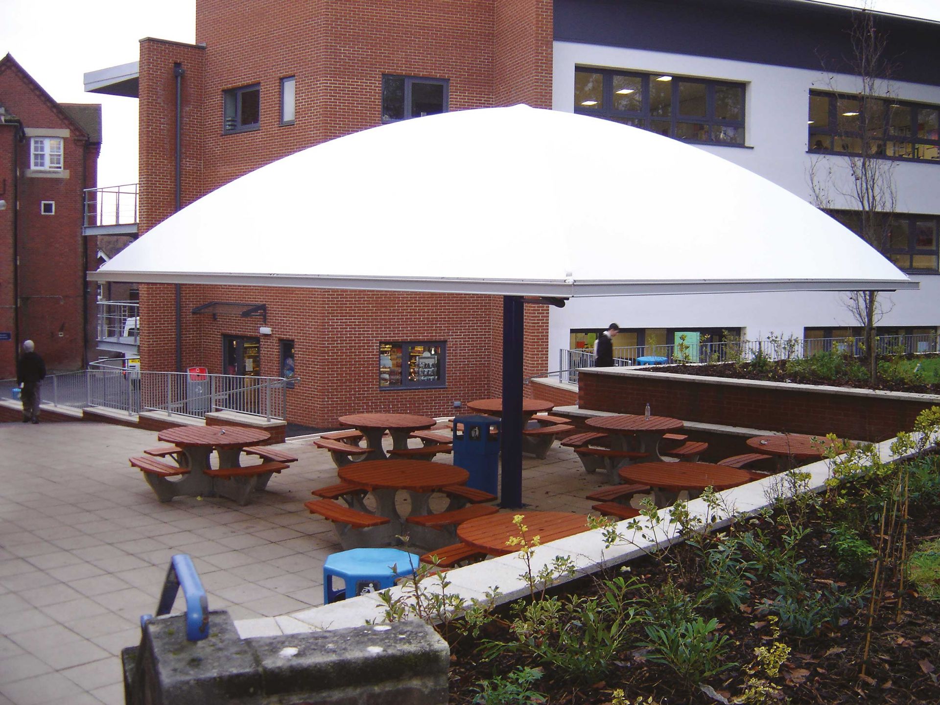 Préau école parapluie Azur - Poteau central - Jusqu'à 49 m² - 30 couleurs disponibles_0