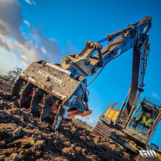 Godet grappin robuste pour travaux de déssouchage et enrochement