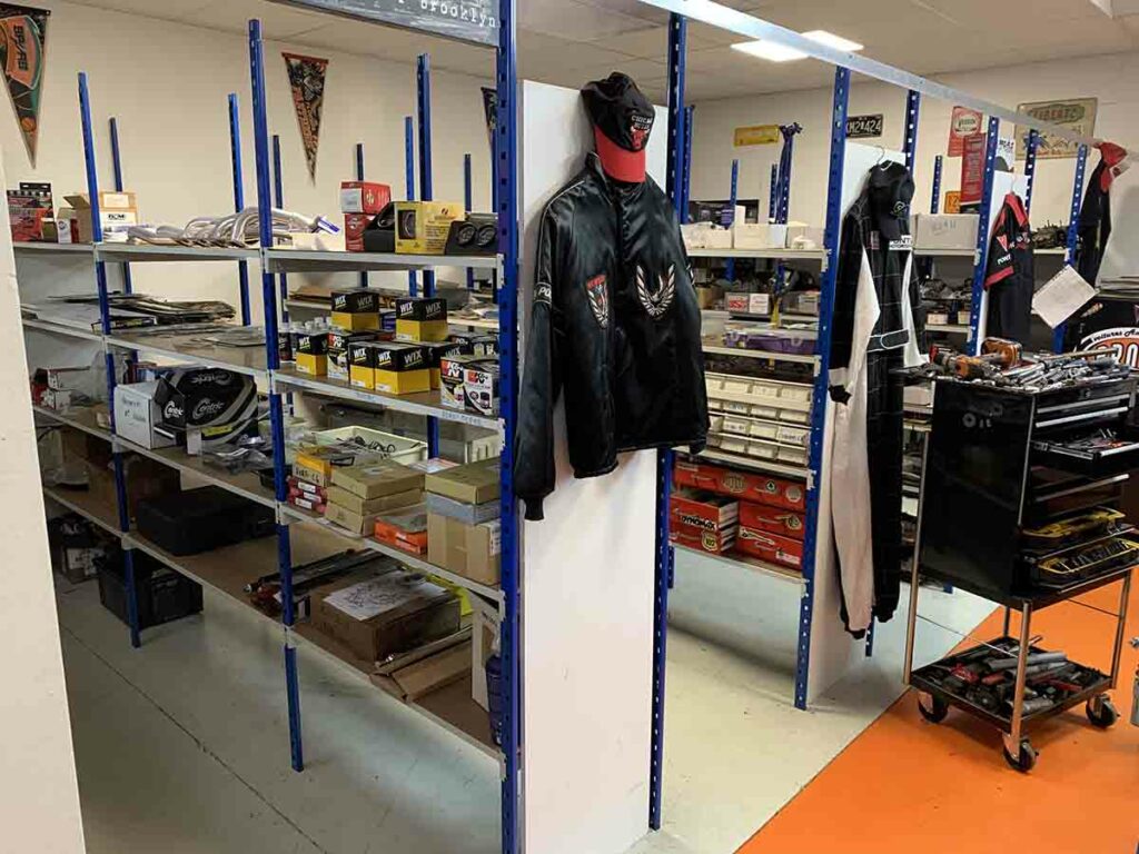 Rayonnage à tablettes  tubulaires  conçu pour le stockage d'objets légers et peu encombrants_1