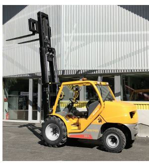 Chariot élévateur 2,5 T - mât TRIPLEX - tout-terrain compact - location disponible - transport et manutention industrielle_1