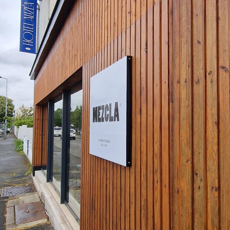 Enseigne caisson avec chants répliés_1