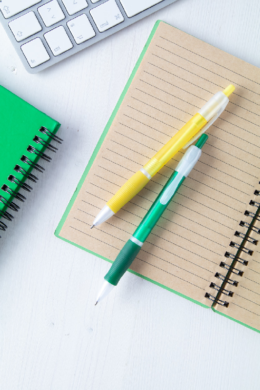 Stylo à bille en plastique - grip en caoutchouc - encre bleue - couleur jaune - 8g_1