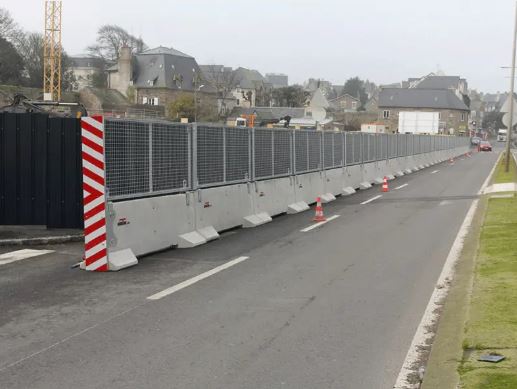 Barrière de chantier mobile KLOSTAB - robuste, durable, et adaptée aux besoins spécifiques_1