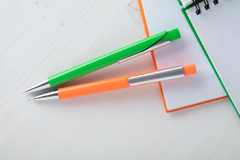 Stylo à bille en plastique - attributs argentés - encre bleue - couleur vert citron - 9g_1