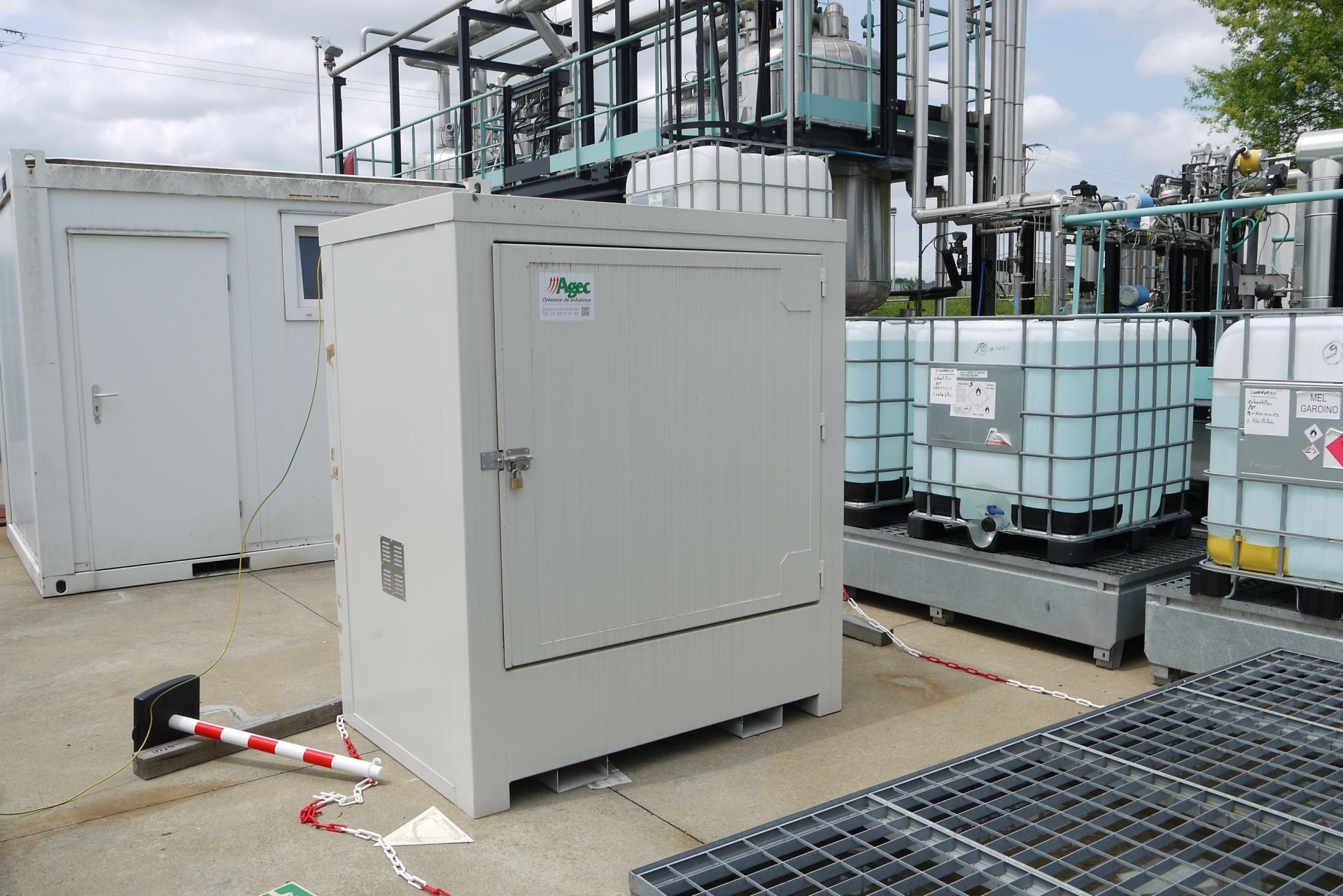 Armoire de stockage pour fût monobloc en acier sur rétention - AGEC_1