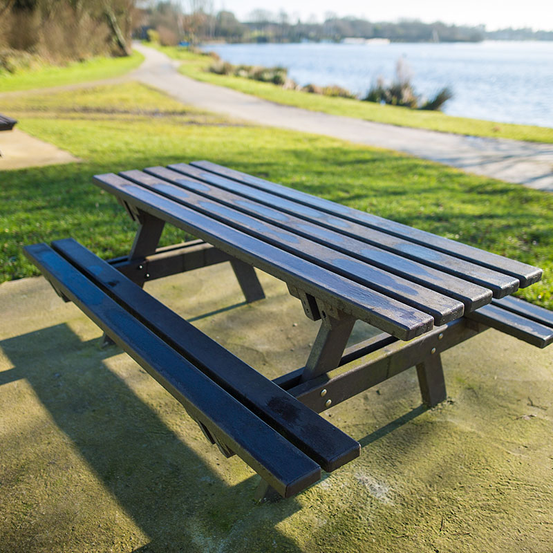 Table publique traditionnelle en matériau recyclé à armature métallique / accessible pmr_1