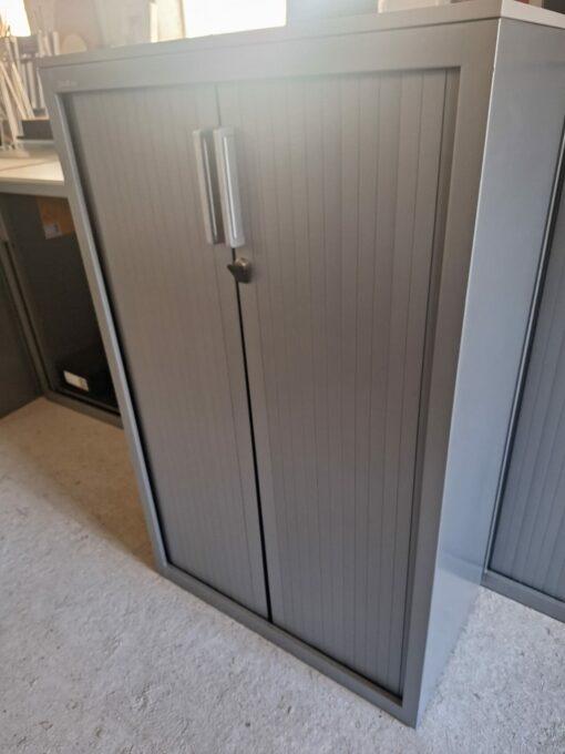 Armoire basse Steelcase d'occasion - design moderne et fonctionnel - portes battantes et étagères ajustables_1
