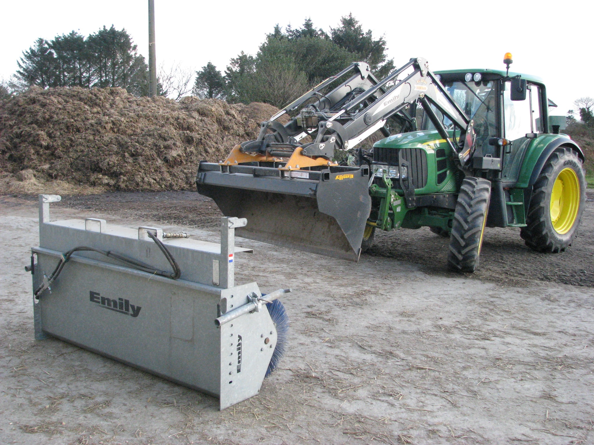 Godet balayeur industriel Emily Clean - ramassage de tout type de déchets - adaptable et équipé de balai polypropylène_1