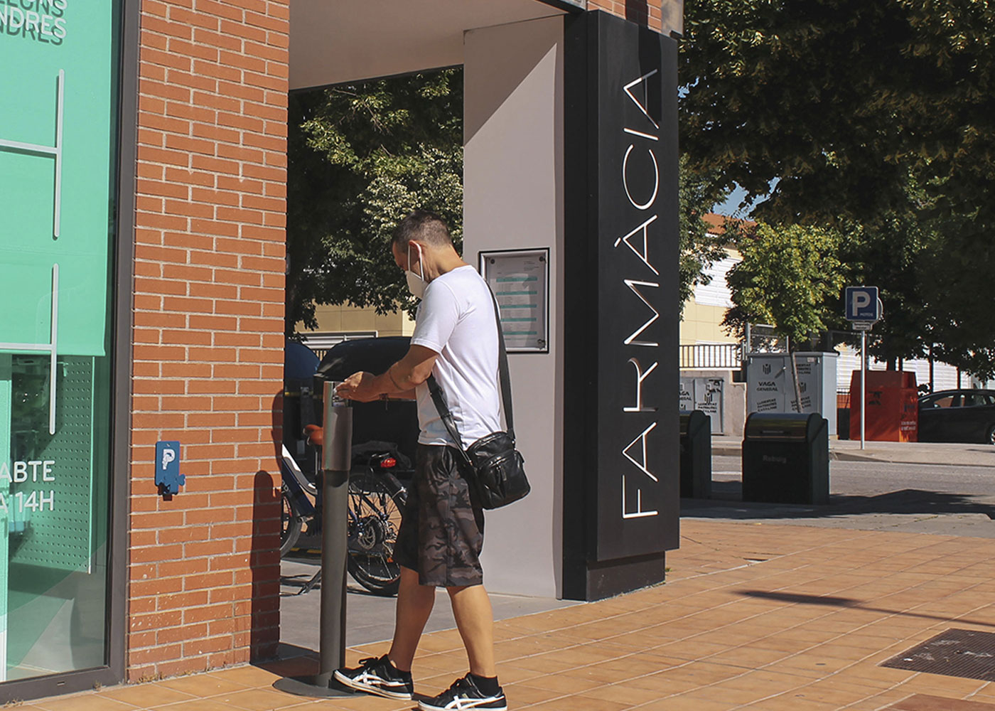 Distributeur de gel hydroalcoolique HYDRO V5 - avec pédale mécanique - acier inoxydable et fixation au sol_1