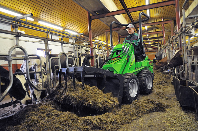 Mini-chargeuse Avant Tecno Série 300 - 0.7T - largeur 79 cm - traction hydraulique 4 roues_1