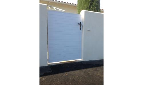 Portail coulissant Jupiter - double vantaux - droit - plein - en PVC avec portillon intégré_0