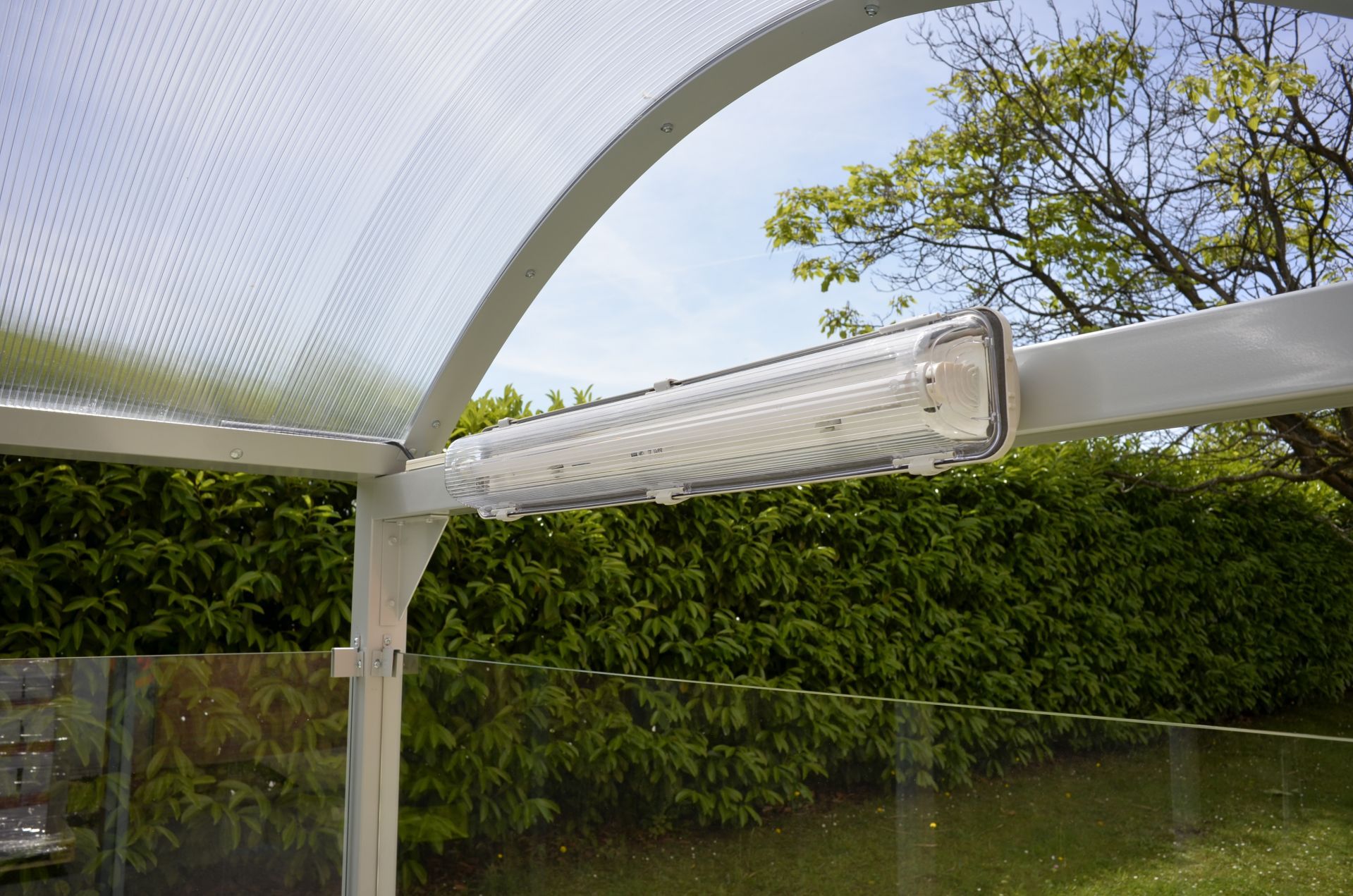 Abri fumeur métallique - 2,8 mètres - Structure en tube carré et toiture en polycarbonate_2