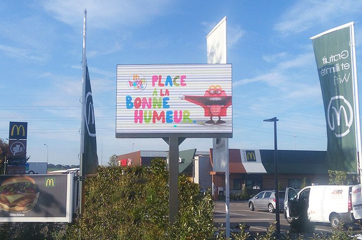 Écran géant LED extérieur sur pied - Dynagence - forte luminosité jusqu'à 10 000 cd - résistant aux intempéries_1