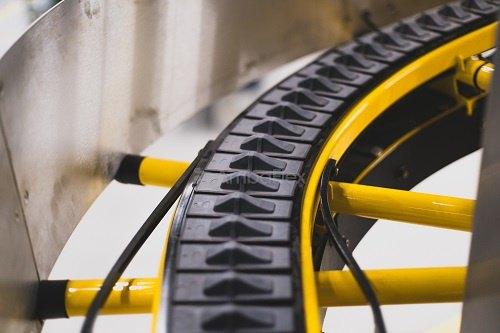 Solution SpiralVeyor SVo pour le transport d’articles rigides