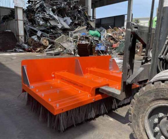 Balai pour chariot élévateur tout acier - Bergamini - brosses en acier pour déchets lourds_1