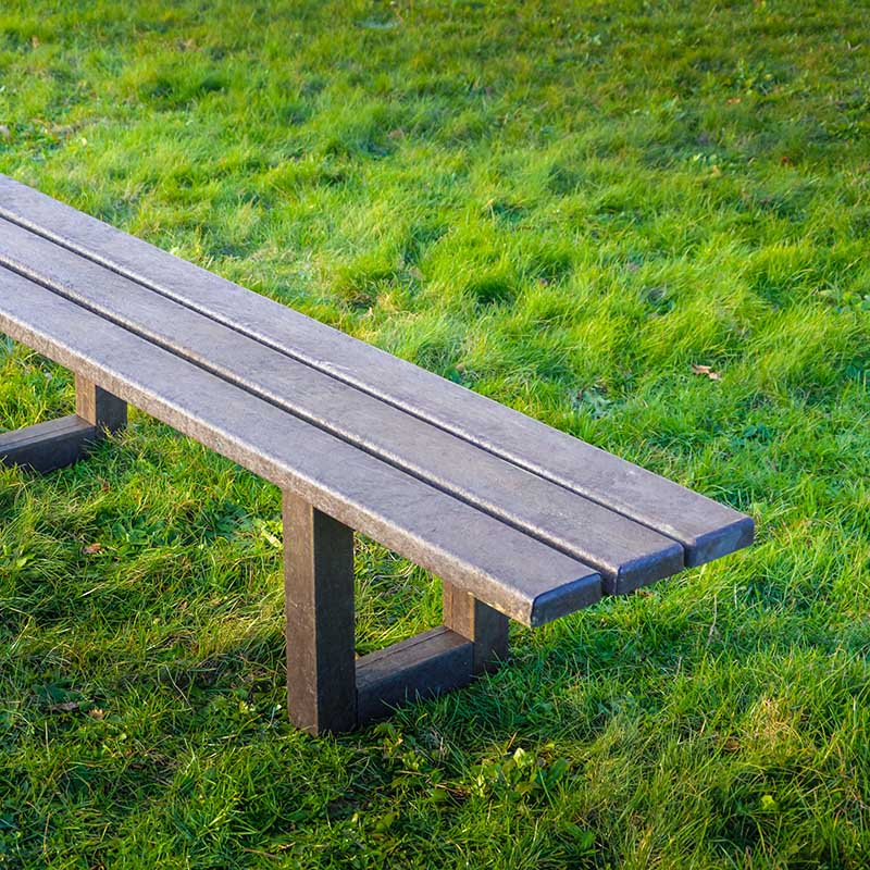 Banc public en matériau recyclé  banquete modène_1