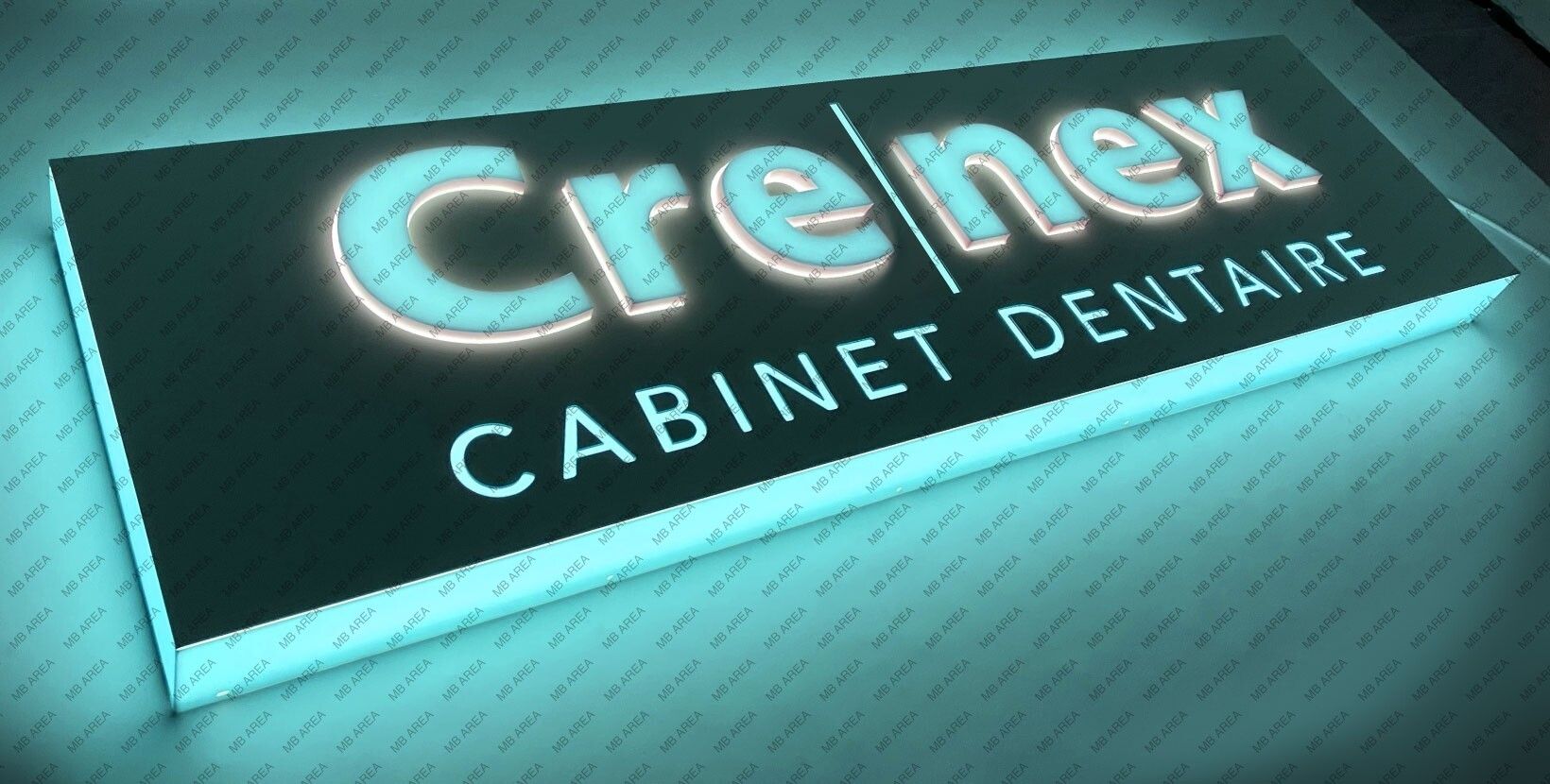 Enseigne ajouré en métal pour signalétique extérieure moderne et élégante_1