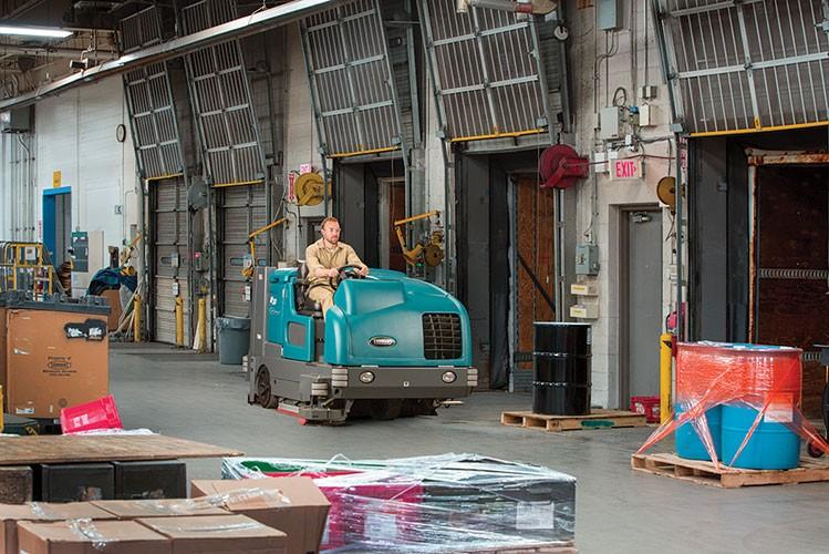 M30 Large balayeuse-laveuse TENNANT autoportée intégrée_1