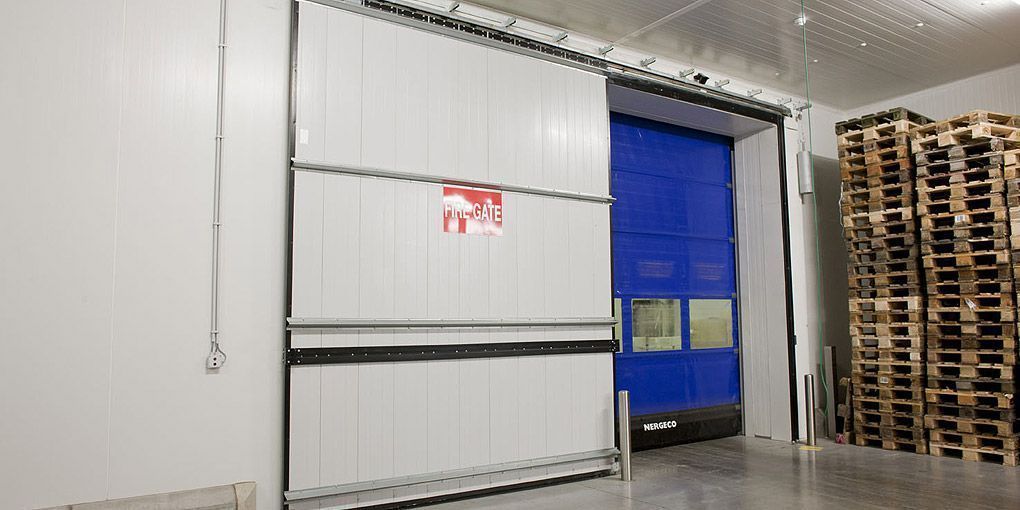 Porte rapide intérieure souple et sécurisée, adaptée aux environnements à fort trafic - ASSA ABLOY_1