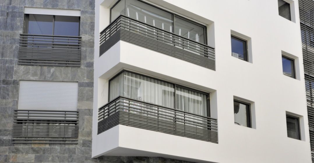 5500 - garde corps - sepalumic - il offre une sécurité optimisée grâce à des éléments de remplissage fixés par des clameaux, des montants forts et un système d’accrochage par pince_1