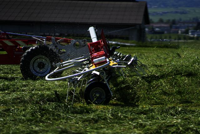 Machine agricole pour fanage sur de larges surfaces