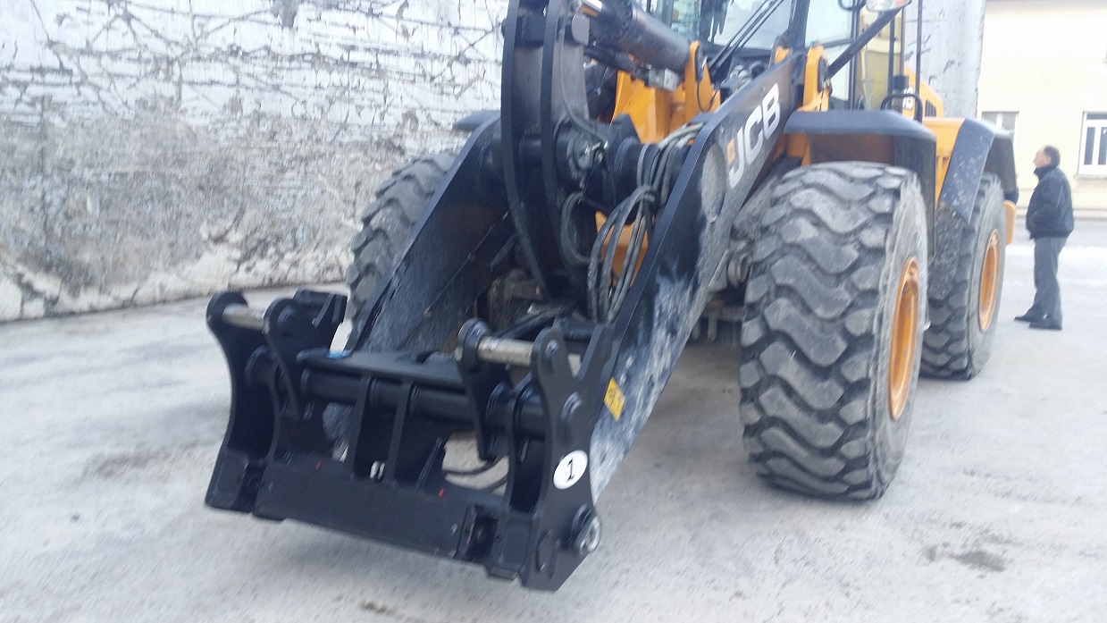 Attache rapide pour chargeuse équipée d'une ligne hydraulique double effet