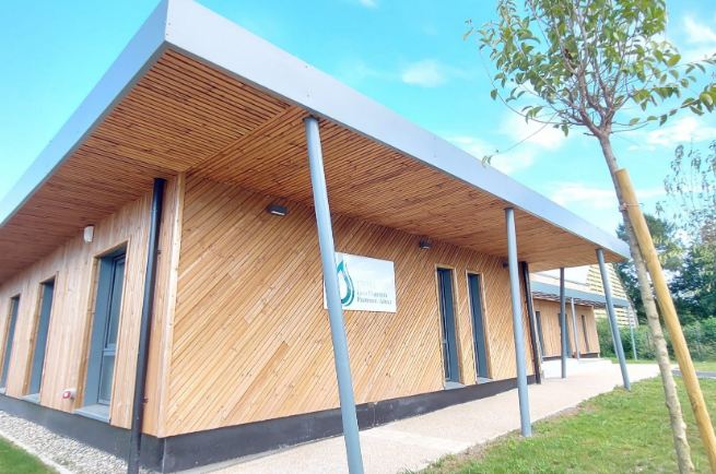 Bâtiment modulaire administratif EMMA - Bureaux, salles de réunion et espaces communs - Réalisation sur mesure en ossature bois avec toiture végétalisée_1