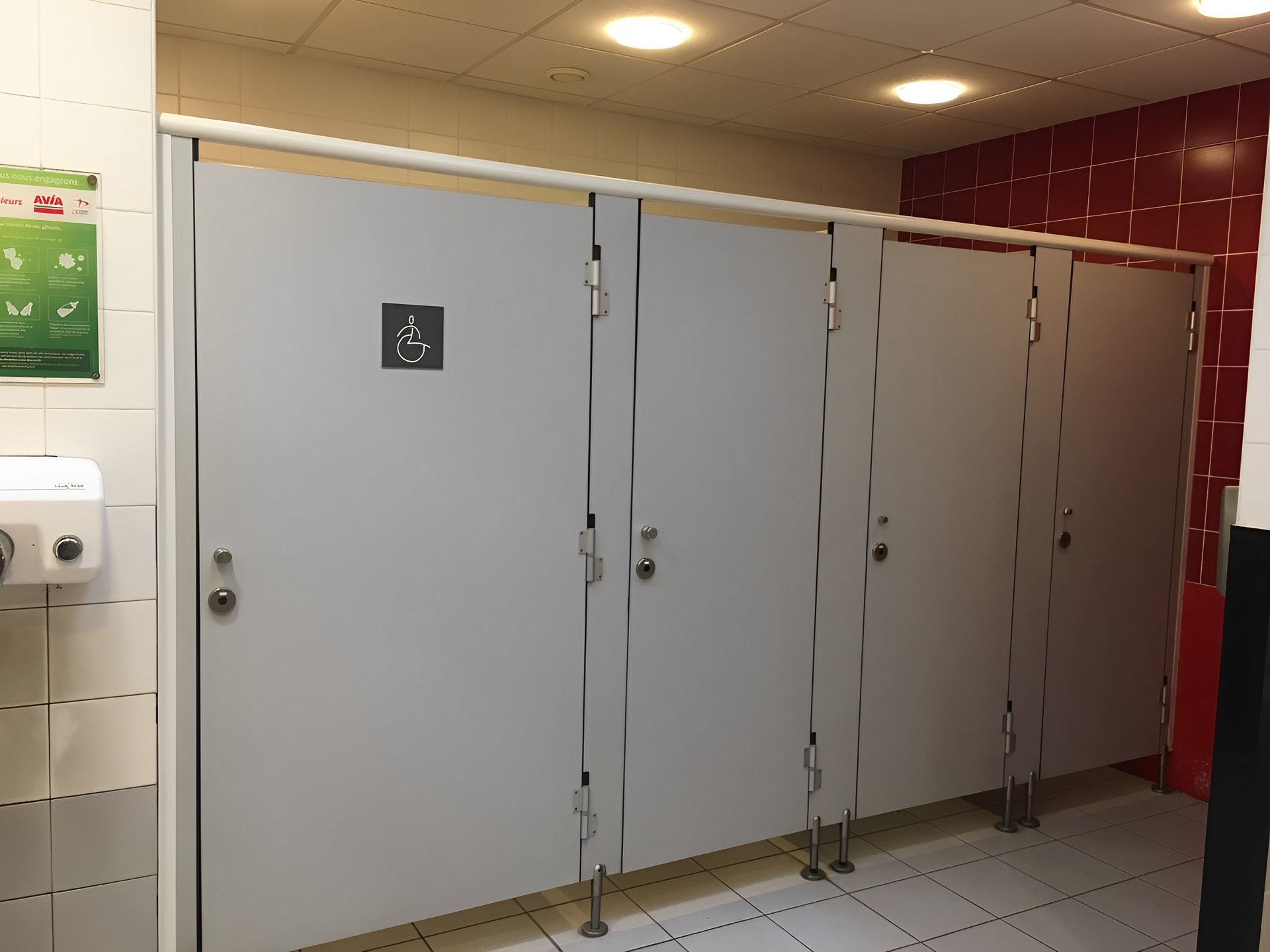 Cloison sanitaire pour piscine centre sportif  vestiaire orcea_0