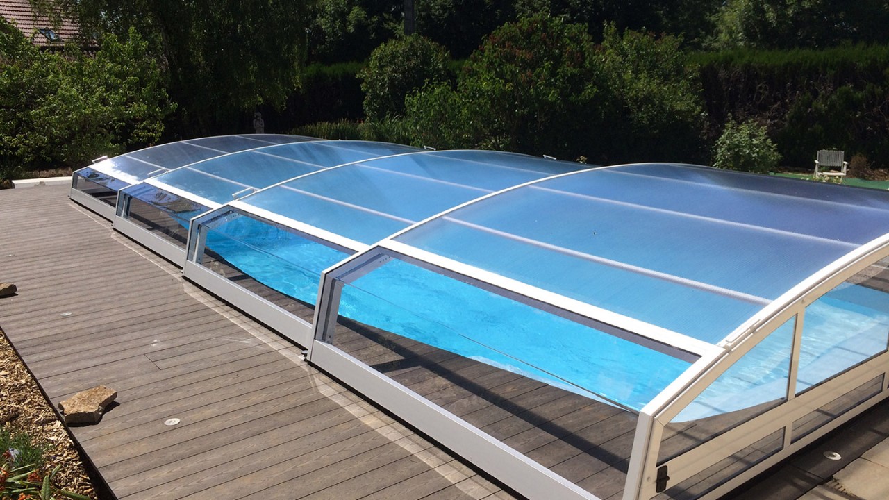 Abri piscine bas Chypre - télescopique - polycarbonate, façade et fond fixes ou démontables_1