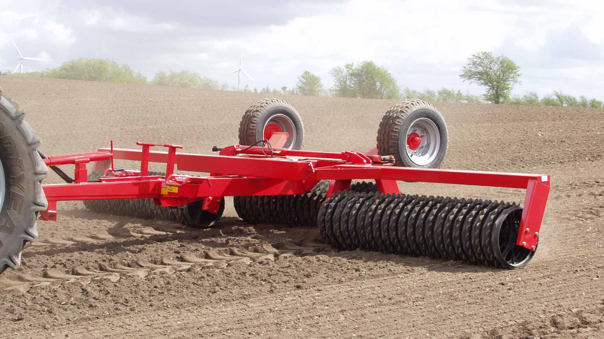 Rouleau agricole adapté aux terrains accidentés avec sections latérales mobiles