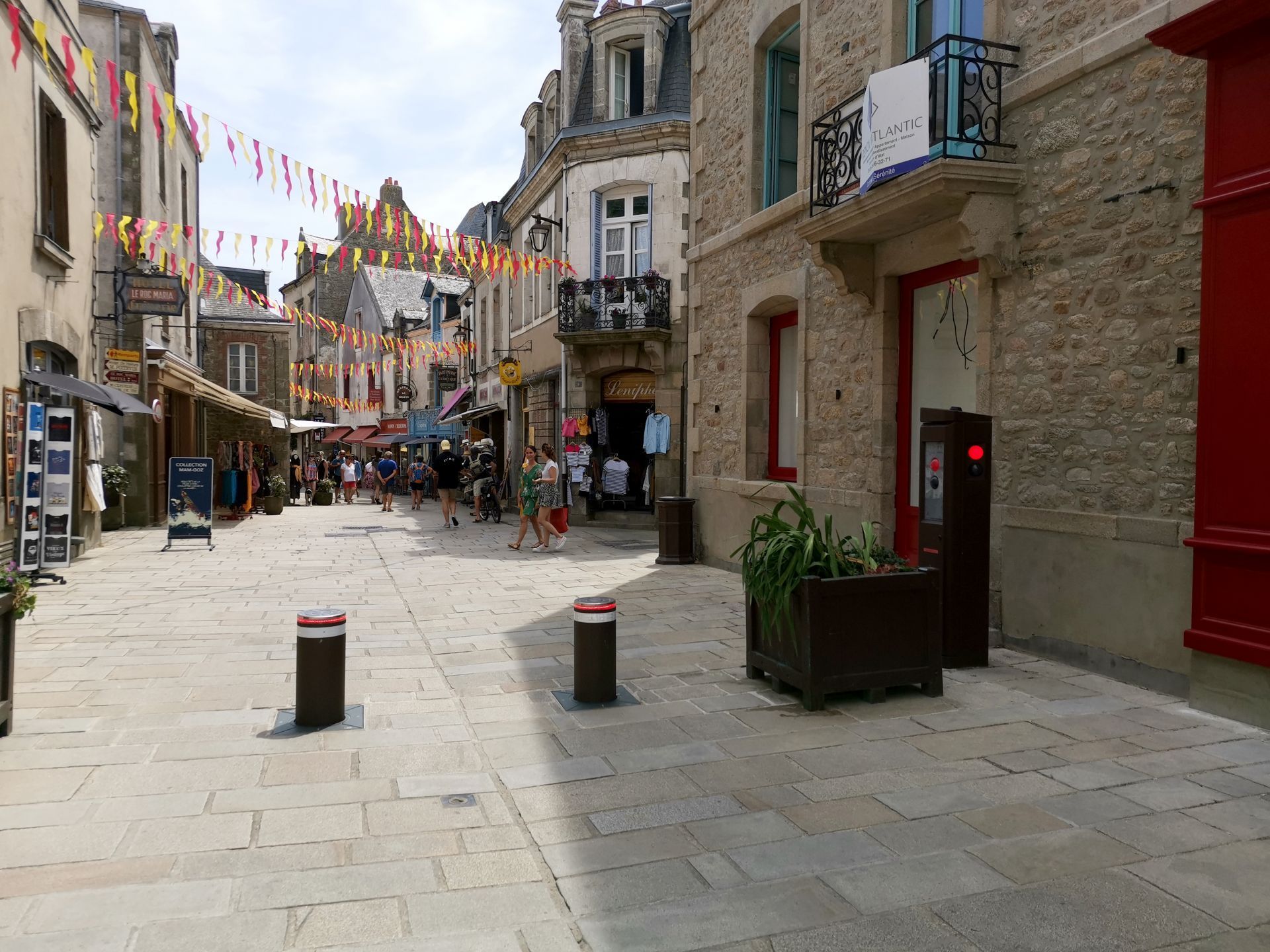 Borne escamotable automatique hydraulique pour régulation de zones piétonnes_1