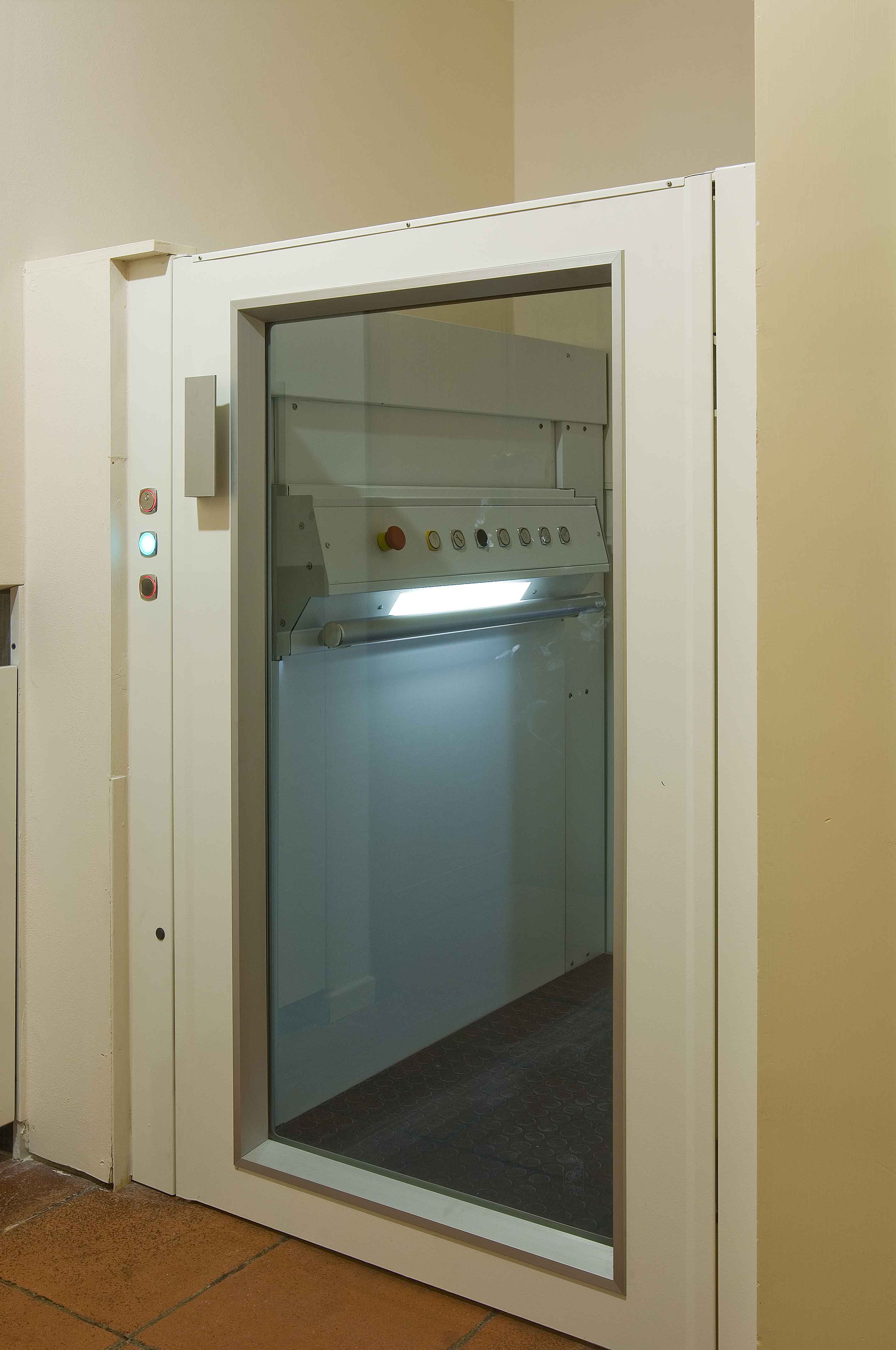 Élévateur vertical PMR avec gaine fermée - EAP France - Confort, sécurité et dimensions adaptables_1