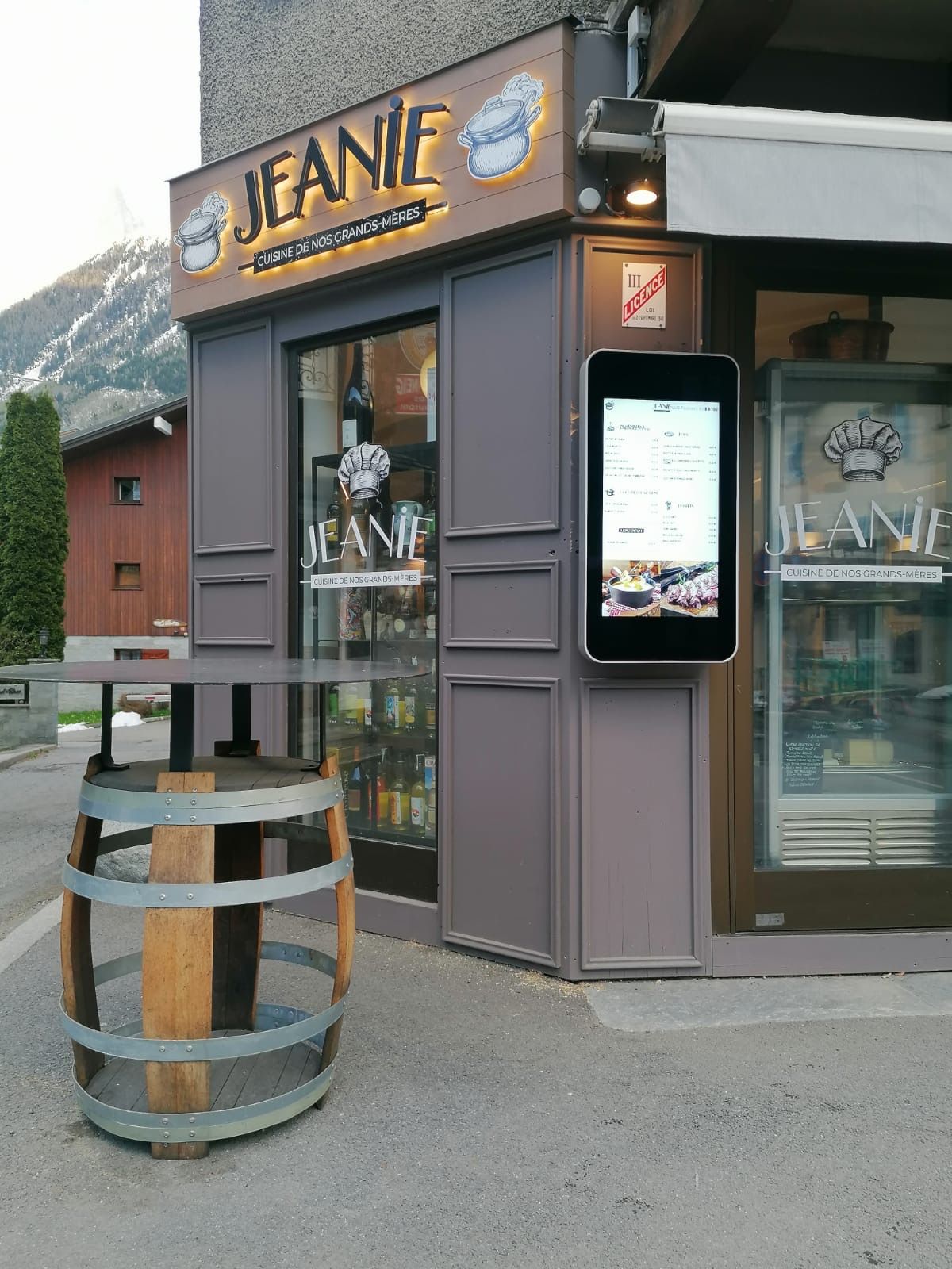 Écran OUTDOOR tactile ou non tactile - Façade personnalisable en inox, laiton ou acier peint - Haute luminosité et résistant à la pluie_1