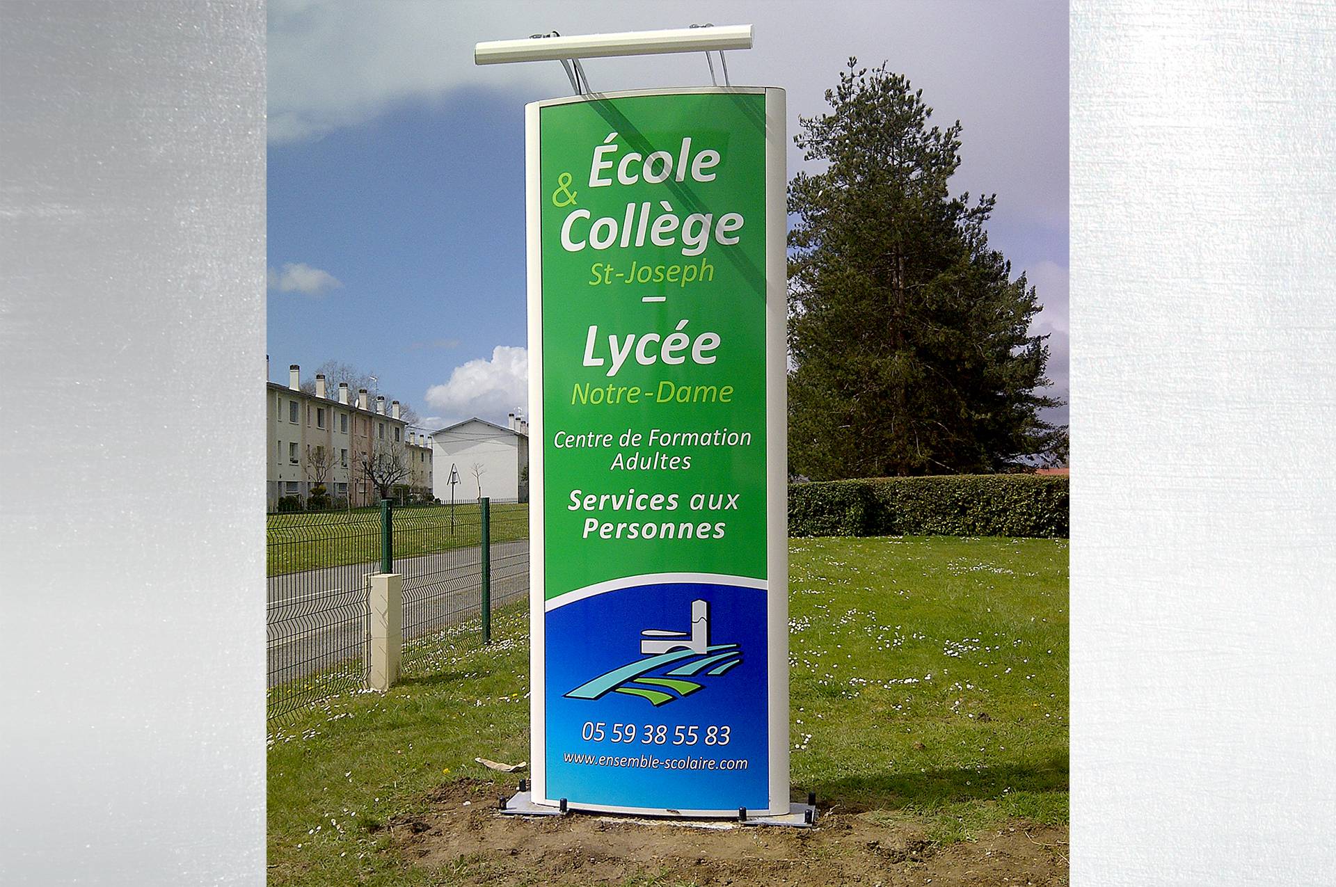 Totem aluminium faces galbées - Signalétique et affichage - KIKAFFICH_1