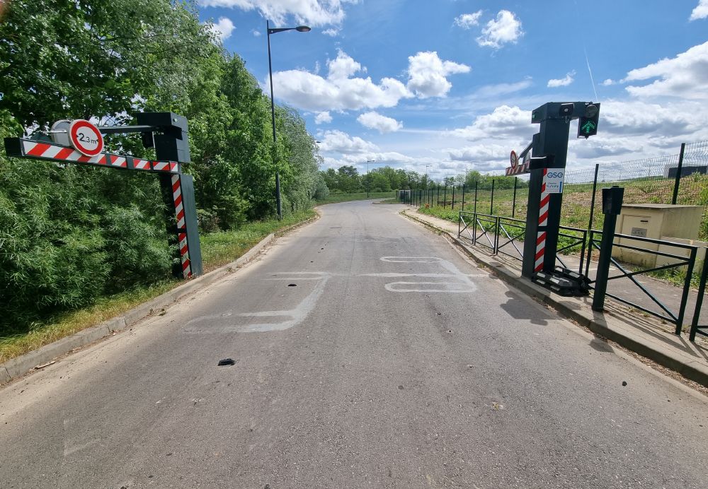 Système de portique articulé anti-intrusion pour parkings