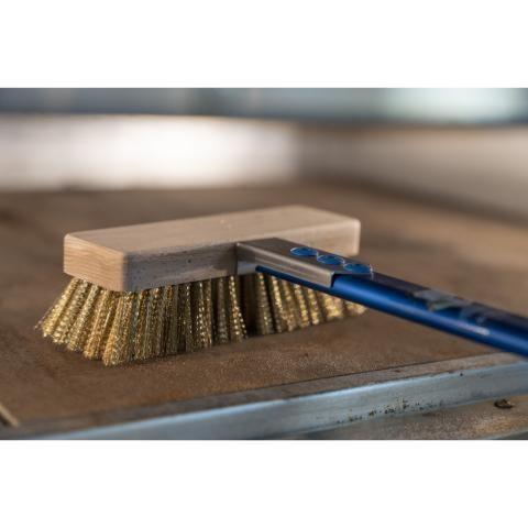 Brosse en laiton avec racloir pour four à pizza électrique faible hauteur | GI.METAL_1
