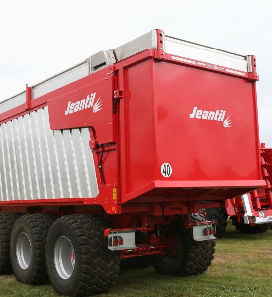 Remorque benne Jeantil avec système de fond poussant innovant