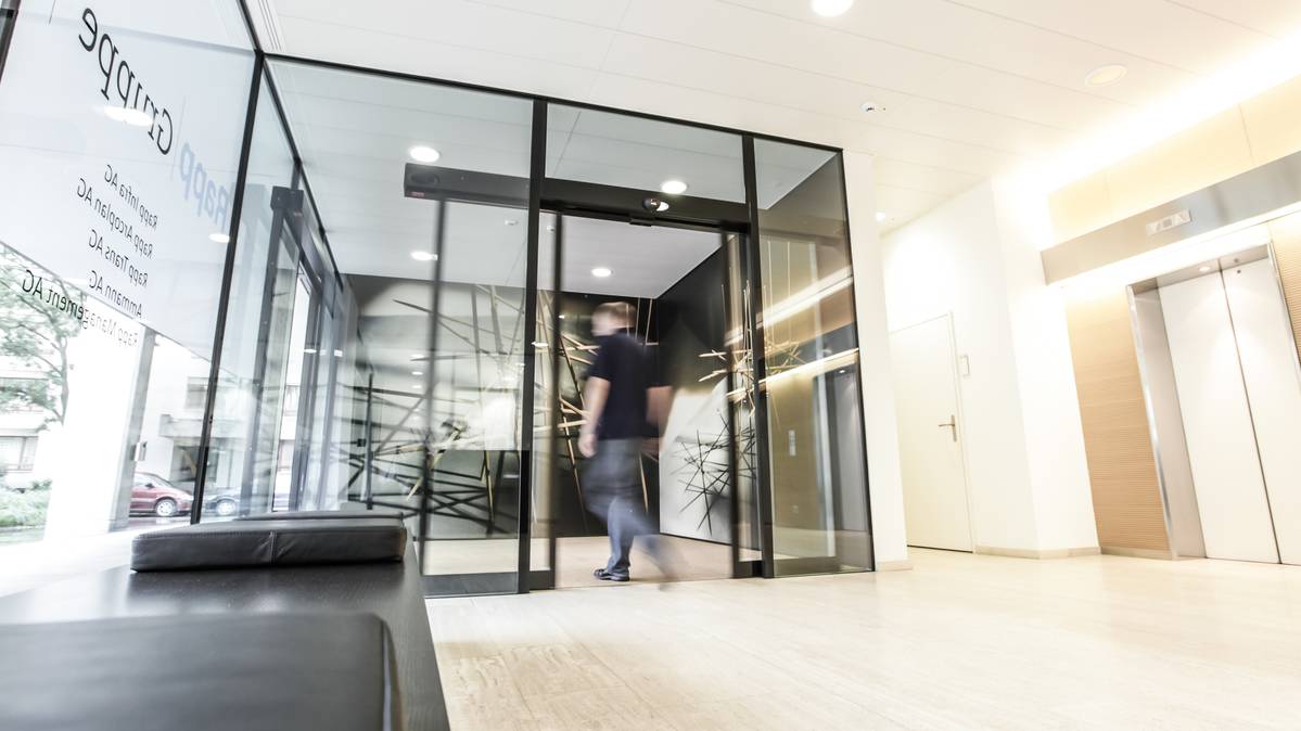 Porte coulissante vitrage décalé - Gilgen Door Systems - automatique et esthétique_0
