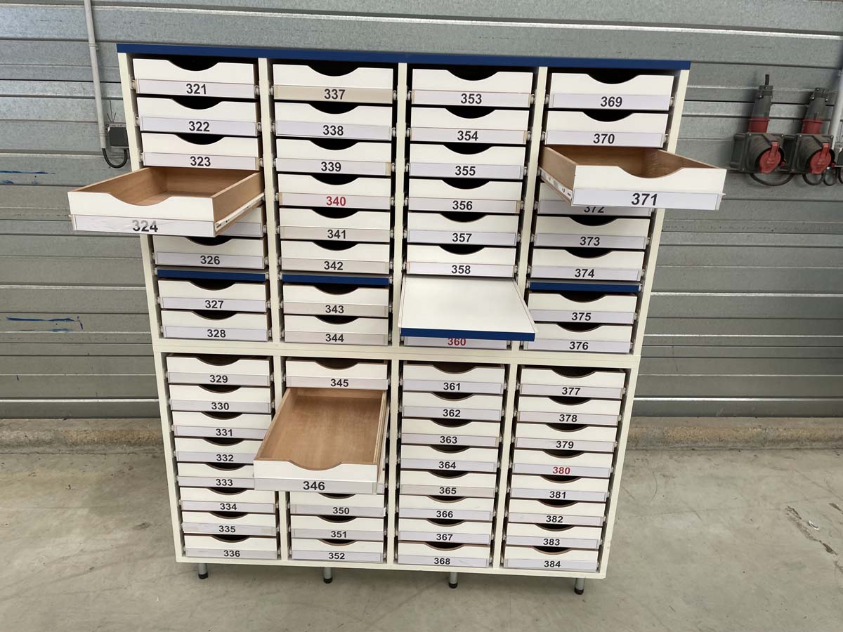 Meuble d'occasion de laboratoire avec 32 tiroirs - sur pieds métal - référence P21091166_1