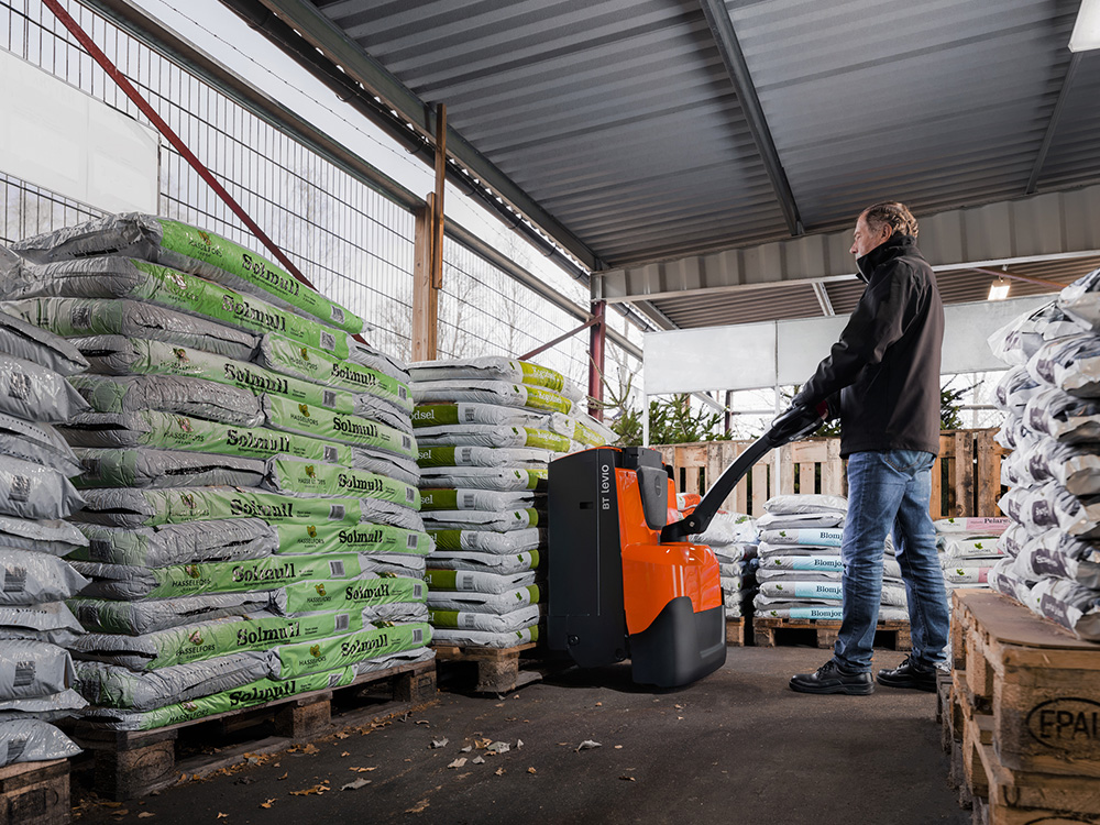 Toyota Levio - Transpalette électrique compact, conducteur accompagnant ou porté - capacités jusqu'à 3 tonnes_1
