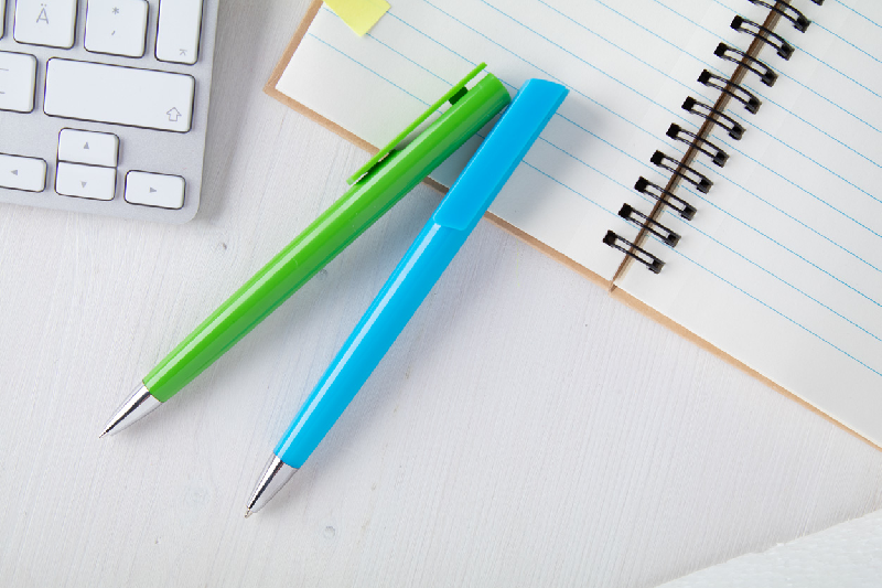 Stylo à bille en plastique - embout chromé - encre bleue - couleur bleu clair - poids 10 gr_1