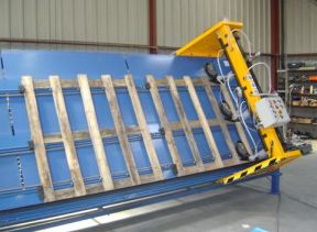 Équipement pour production de panneaux de palettes avec portique de clouage