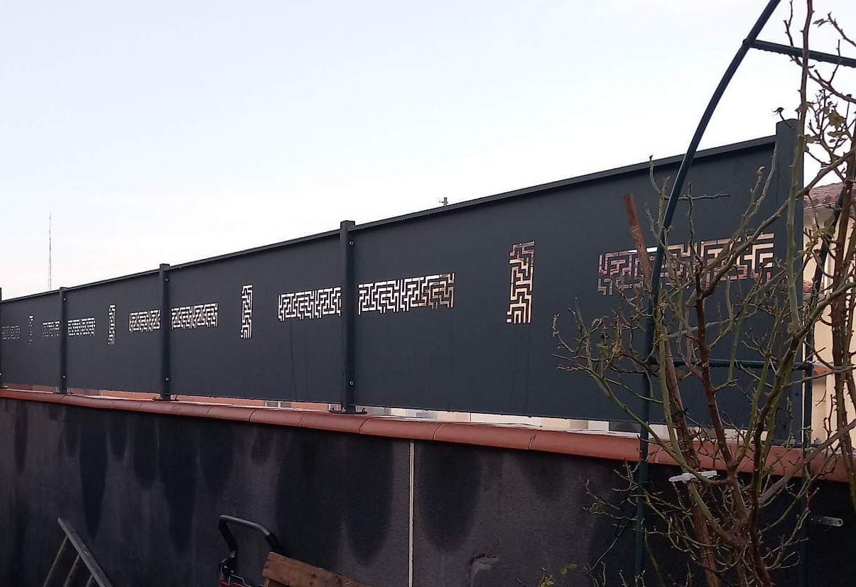 Pare-vue pour conteneur - Fabrication sur mesure - Brise-vue en acier thermolaqué avec motifs personnalisés_1